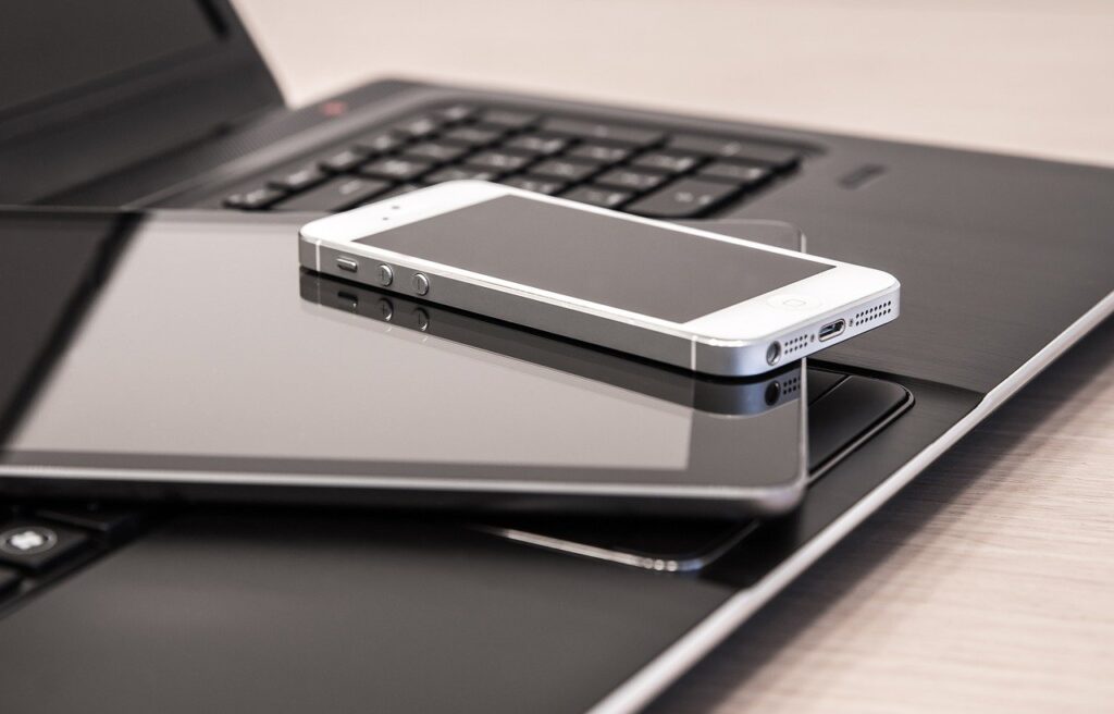 phone, laptop, electronics-6801334.jpg